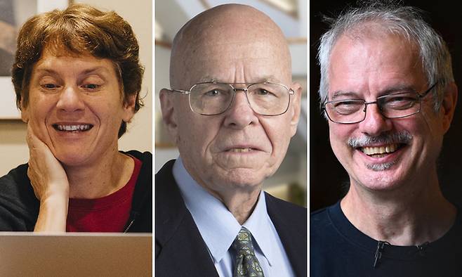 (왼쪽부터) 올해의 노벨화학상을 공동수상한&nbsp;캐럴린 버토지 스탠포드대 교수, 배리 샤프리스 스크립스연구소 박사, 모르텐 멜달 코펜하겐대 교수. AP·AFP·EPA연합뉴스