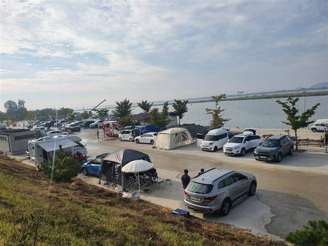 전북 김제시 심포항. 노을이 아름답고 시원한 조망과 낚시도 즐길 수 있어 차박과 캠핑의 성지로 인기를 끌고 있지만 안전사고 위험이 크다.