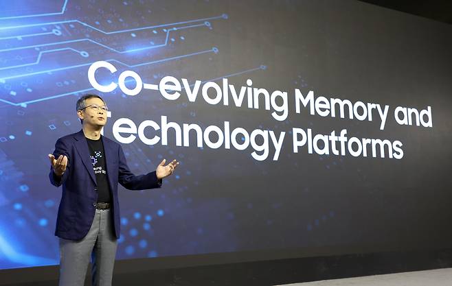 5일(현지시간) 미국 실리콘밸리에서 열린 ‘삼성 테크 데이 2022’에서 삼성전자 메모리사업부장 이정배 사장이 발표를 하고 있다.　삼성전자 제공