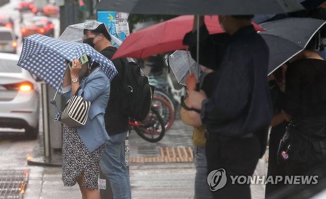 서울 마포구 지하철 홍대입구역 인근 횡단보도에서 시민들이 비바람을 맞고 있다. [연합뉴스 자료사진]