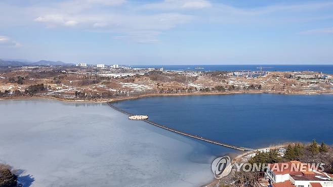 부교로 갈라진 영랑호 결빙 현상 논란 [영랑호를 지키기 위해 뭐라도 하려는 사람들 제공·재판매 및 DB 금지]