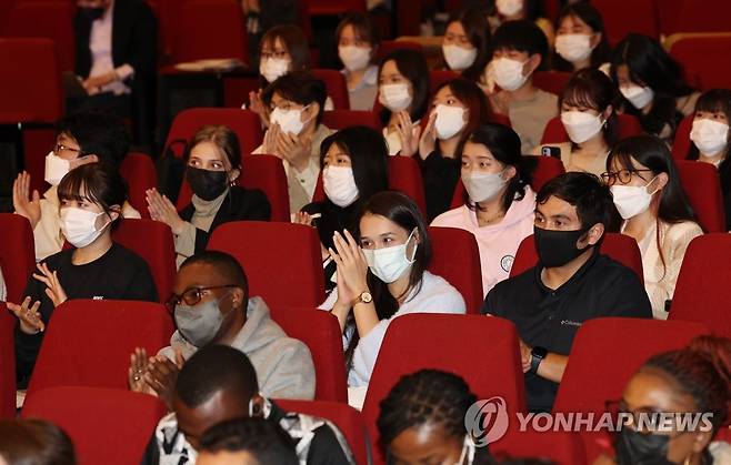 '세계 외국인 한국어 말하기 대회' 3년 만에 오프라인 개최 (서울=연합뉴스) 임헌정 기자 = 6일 오후 서울 동대문구 경희대학교에서 3년 만에 오프라인으로 열린 '2022년 제24회 세계 외국인 한국어 말하기 대회'에서 참석자들이 박수를 치고 있다. 2022.10.6 kane@yna.co.kr