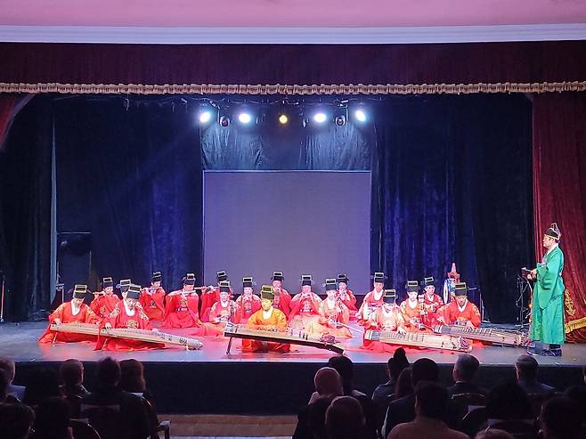 대구시립국악단의 카자흐스탄 공연  한국과 카자흐스탄 수교 30주년을 기념해 대구시립국악단이 6일(현지시간), 카자흐스탄 국립 아카데미 고려극장에서 국악을 선보이고 있다. 2022.10.6 almatykim67@yna.co.kr