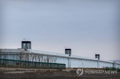 2021년 4월 중국 신장 자치구에 있는 구금 시설. [AP 연합뉴스 자료사진. 재판매 및 DB 금지]