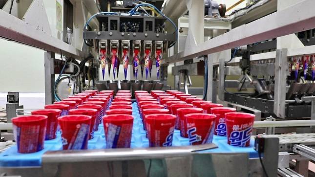 포장 작업을 마치고 출고 준비 중인 월드콘./사진제공=롯데제과