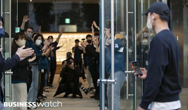 애플의 신제품&nbsp;아이폰14&nbsp;시리즈 공식 출시일인 7일 오전 서울 중구 명동 애플스토어에 고객들이 입장하고 있다./사진=이명근 기자 qwe123@