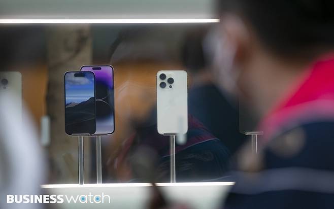 애플의 신제품&nbsp;아이폰14&nbsp;시리즈가 국내 정식 출시된 7일 오전 서울 중구 명동 애플스토어에서 구매희망자들이&nbsp;아이폰14&nbsp;제품을 구매하기 위해 줄을 서고 있다./사진=이명근 기자 qwe123@