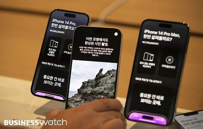 애플의 신제품&nbsp;아이폰14&nbsp;시리즈가 국내 정식 출시된 7일 오전 서울 중구 명동 애플스토어에서 구매희망자들이&nbsp;아이폰14&nbsp;제품을 체험하고 있다./사진=이명근 기자 qwe123@