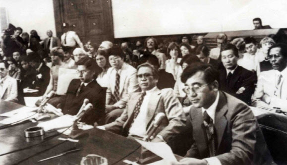 김형욱(앞줄 오른쪽 두번째) 전 중앙정보부장이 1977년 6월22일 미국 하원 국제관계 소위원회에 증언하기 위해 출석한 모습.(사진=AP)