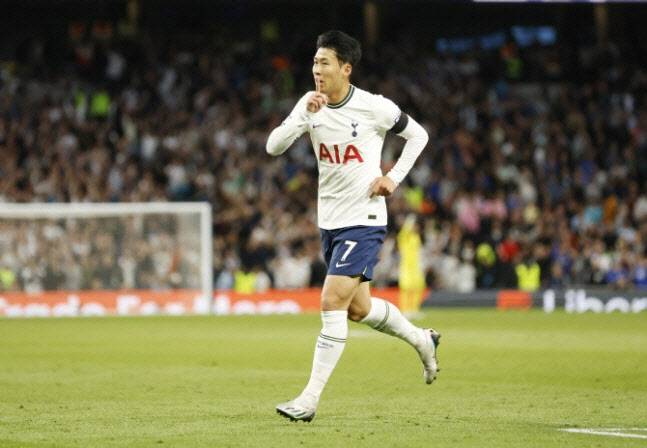 토트넘 핫스퍼의 손흥민이 레스터시티와 경기에서 해트트릭을 달성한 뒤 손가락을 입술에 갖다대는 세리머니를 펼치고 있다. 사진=AP PHOTO