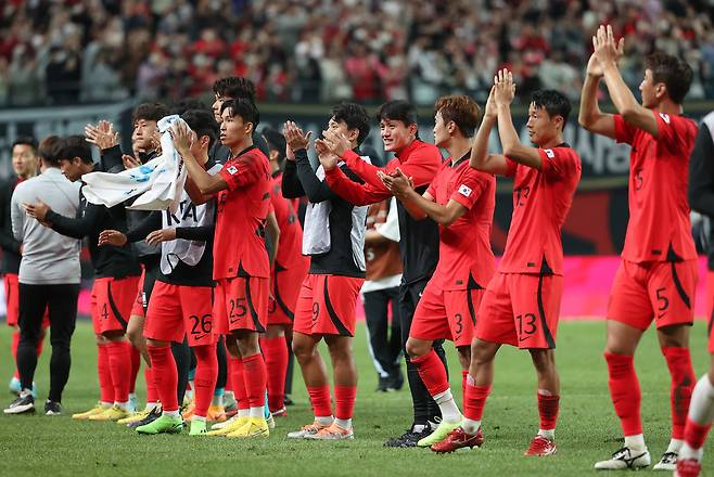 한국 축구가 FIFA 세계 랭킹 28위를 유지했다. 사진은 지난달 27일 오후 서울 마포구 서울월드컵경기장에서 열린 한국 대 카메룬 축구 대표팀의 평가전에서 1-0으로 승리한 한국 선수들이 관중을 향해 인사하고 있다. (서울=연합뉴스)