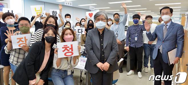 정은경 질병관리청 초대청장이 지난 5월 17일 오후 충북 청주 질병관리청에서 직원들과 이임 인사를 나누며 기념촬영 하고있다. (질병관리청 제공) ⓒ News1