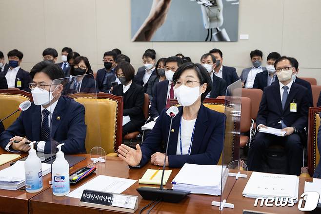 김제남 한국원자력안전재단 이사장이 7일 서울 여의도 국회에서 열린 과학기술정보방송통신위원회의 원자력안전위원회, 한국원자력안전기술원, 한국원자력통제기술원, 한국원자력안전재단, 한국수력원자력(주)에 대한 국정감사에서 의원 질의에 답변하고 있다. 김 이사장은 이날 권성동 국민의힘 의원의 질의 중 사퇴를 촉구하는 발언과 관련, 인신공격성 막말이라며 사과를 요구했다. 2022.10.7/뉴스1 ⓒ News1 유승관 기자