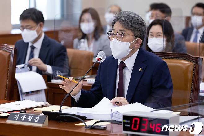 유희동 기상청장이 7일 오전 서울 여의도 국회에서 열린 환경노동위원회의 기상청 등에 대한 국정감사에서 의원 질의에 답변하고 있다. 2022.10.7/뉴스1 ⓒ News1 이재명 기자