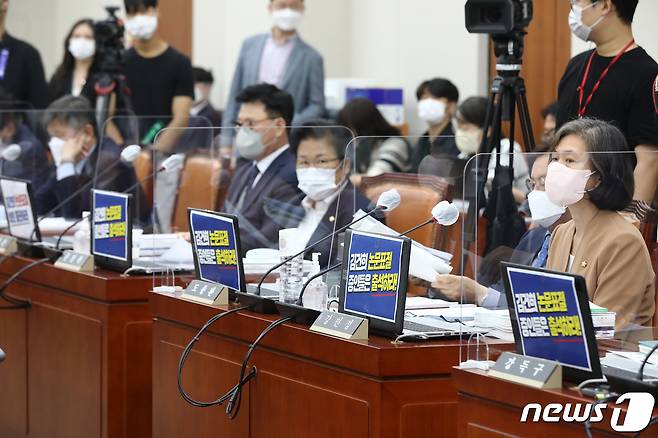 4일 국회에서 열린 교육위원회의 교육부, 국사편찬위원회 등에 대한 국정감사에서 더불어민주당 의원들이 '김건희 논문표절 증인들은 출석하라!'는 문구가 적힌 피켓을 컴퓨터에 붙여 놓고 있다. (공동취재) 2022.10.4/뉴스1 ⓒ News1 허경 기자