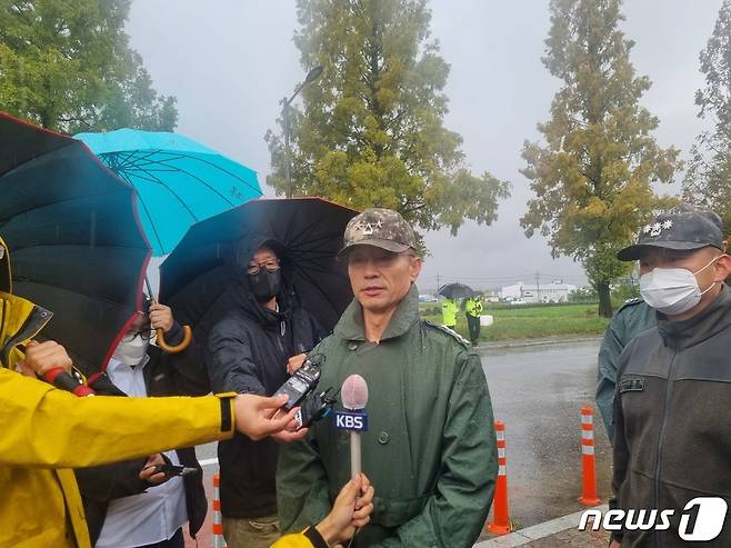 육군미사일 전략사령관 이정웅 중장이 7일 오후 현무미사일 낙탄 사고가 발생한 강원도 강릉 공군부대 앞에서 취재진과 만나 당시 상황설명과 함께 시민들에게 사과하고 재발방지 대책 강구를 밝히고 있다. 이번 낙탄 사고는 지난 4일 밤 북한 중거리 탄도미사일(IRBM) 도발 대응 조치로 발사했던 현무-2C 탄도미사일 1발이 비정상적으로 비행해 부대로 떨어지면서 폭발, 섬광 등이 발생했다. 2022.10.7/뉴스1 ⓒ News1 윤왕근 기자