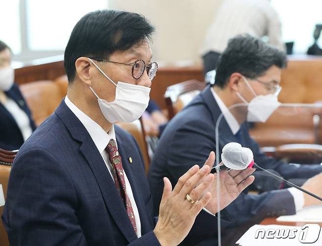 이창용 한국은행 총재가 7일 서울 여의도 국회에서 열린 기획재정위원회의 한국은행에 대한 국정감사에서 의원들의 질의에 답하고 있다. 2022.10.7/뉴스1 ⓒ News1 허경 기자