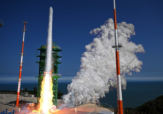 순수 국내기술로 제작된 한국형 최초 우주발사체 ‘누리호’(KSLV-Ⅱ)‘가 지난 6월21일 전남 고흥군 나로우주센터에서 발사되고 있다. /뉴스1 ⓒ News1
