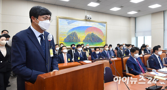 함윤식 우아한형제들 부사장이 7일 서울 여의도 국회에서 열린 정무위원회의 공정거래위원회, 한국소비자원, 한국공정거래조정원에 대한 국정감사에서 증인으로 출석해 선서를 하고 있다. [사진=김성진 기자]