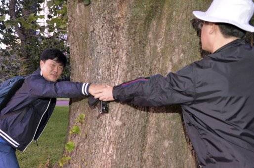 이재명 더불어민주당 대표(오른쪽)와 고(故) 김문기 성남도시개발공사 개발1처장이 2015년 1월 7일 뉴잴린드 오클랜드 알버트 공원에서 함께 한 모습. 김 처장 유족 제공