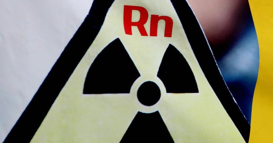 방사성 물질인 라돈(Rn)의 위험성을 강조한 플래카드. [연합뉴스]