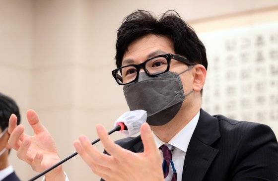 한동훈 법무부 장관이 6일 서울 여의도 국회 법제사법위원회에서 열린 법무부?대한법률구조공단?한국법무보호복지공단 등에 대한 국정감사에서 의원들의 질의에 답변을 하고 있다. 장진영 기자