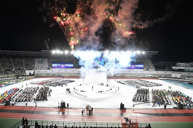 ▲ 제 103회 전국체육대회 개막식이 7일 울산종합운동장에서 열린 가운데 개막을 알리는 불꽃이 솟아오르고 있다. 대신협 공동취재(울산매일신문 UTV 제공)