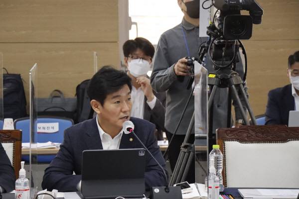 7일 열린 국회 환경노동위원회 기상청 국정감사에서 이주환 의원이 인공강우 실험에 대해 발언하고 있다. 이주환 의원 페이스북