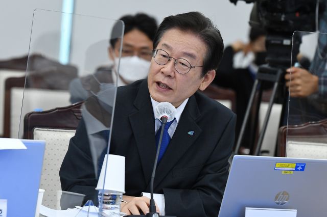이재명 더불어민주당 대표가 6일 서울 용산구 합동참모본부에서 열린 국정감사에서 질의하고 있다. 국회사진기자단