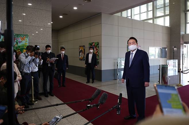 ▲7일 서울 용산 대통령실 청사로 출근 도중 기자들 질의에 답하는 윤석열 대통령. 사진=대통령실