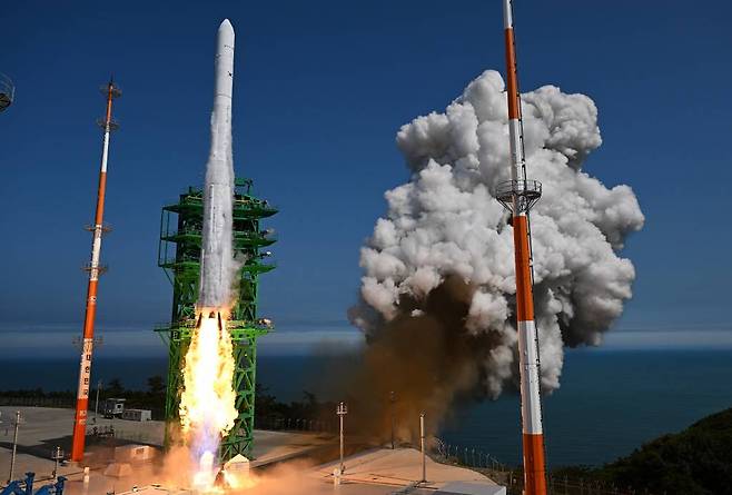 한국형발사체 누리호(KSLV-II)가 지난 6월 21일 전남 고흥군 나로우주센터 발사대에서 화염을 내뿜으며 우주로 날아오르고 있다. / 사진=뉴시스