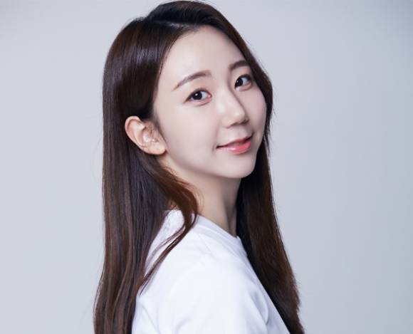 이주예씨는 학창시절 장기자랑에 적극 참여할 정도로 끼가 많았지만 연예인을 꿈꾼 적 없는 평범한 학생이었다. 하지만 중학교 3학년 때 'K-POP 스타'를 보고 진로를 결정했다. /사진=에이디지컴퍼니