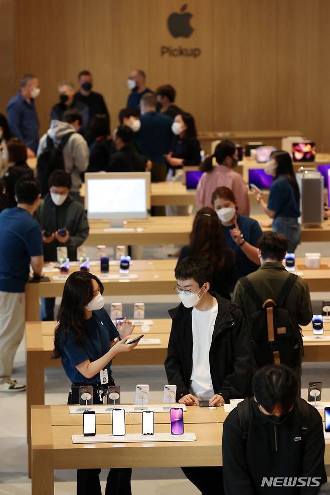 [서울=뉴시스] 조성우 기자 = 애플의 신작 아이폰14 시리즈 공식 출시일인 7일 오전 서울 중구 명동 애플스토어에서 고객들이 아이폰14 시리즈를 살펴보고 있다. 2022.10.07. xconfind@newsis.com
