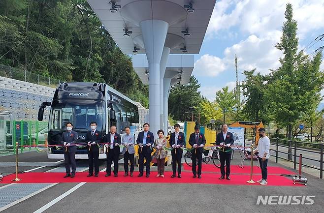 [창원=뉴시스] 홍정명 기자=7일 경남 창원시 성산구 대원동 덕정공원 내 설치된 경남 14번째 수소충전소인 '대원수소충전소' 준공식에 참석한 창원시 조명래 부시장, 경남도 박순철 에너지산업과장 등이 기념테이프를 자르고 있다.(사진=경남도 제공) 2022.10.07. photo@newsis.com