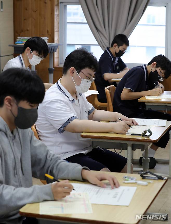 수능 전 마지막 모의고사를 치르는 수험생들.