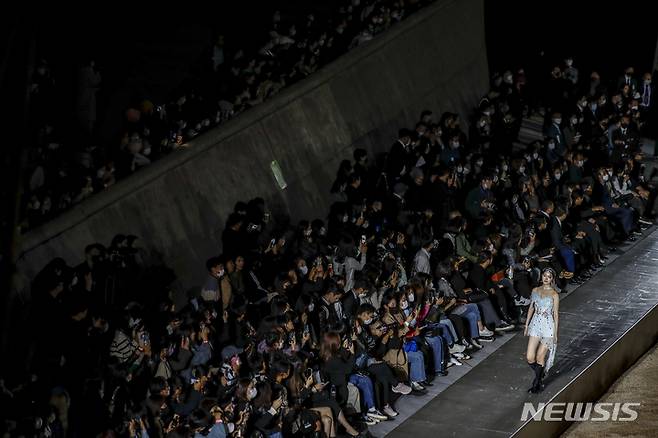 [서울=뉴시스] 정병혁 기자 = 7일 오후 서울 중구 동대문디자인플라자에서 열린 K-컬쳐 패션쇼를 찾은 시민들이 글로벌 케이팝 아티스트들이 입은 의상으로 구성된 패션쇼를 바라보고 있다. 2022.10.07. jhope@newsis.com