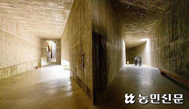 빛과 어둠이 작품인 소요헌 내부.