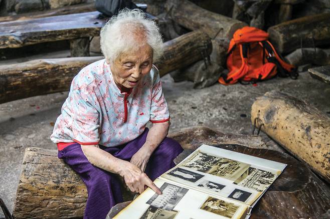 조순옥 할머니가 옛 사진을 돌아보고 있다.