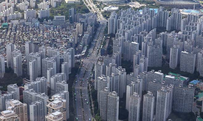 서울 송파구 롯데월드타워 전망대에서 바라본 강남 일대 아파트 단지 모습. 남제현 선임기자