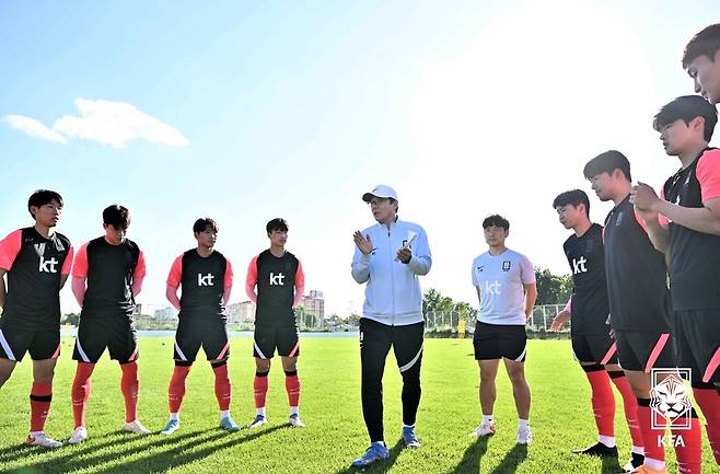 황선홍 감독(가운데)과 올림픽 축구대표팀 훈련 모습. [대한축구협회 제공. 재판매 및 DB 금지]