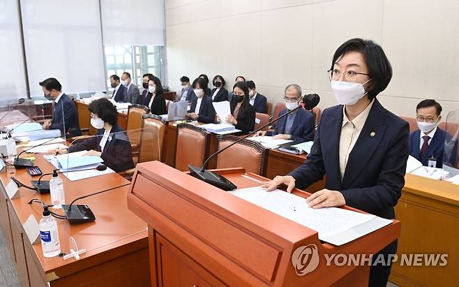 업무보고하는 오유경 식품의약품안전처장 (서울=연합뉴스) 하사헌 기자 = 오유경 식품의약품안전처장이 7일 서울 여의도 국회에서 열린 보건복지위원회의 식품의약품안전처 등에 대한 국정감사에서 업무보고를 하고 있다. 2022.10.7 [국회사진기자단] toadboy@yna.co.kr