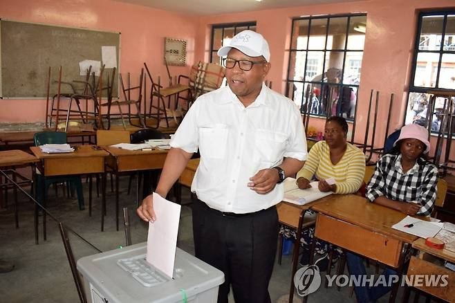 투표하는 마조로 레소토 총리 (마세루 AFP=연합뉴스) 모에케치 마조로 레소토 총리가 7일(현지시간) 수도 마세루의 한 투표소에서 투표를 하고 있다. 2022.10.7 photo@yna.co.kr