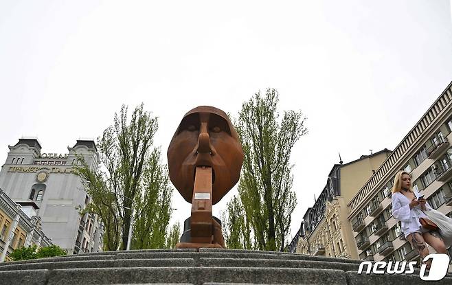 우크라이나 키이우 한복판에는 작품명 '직접 쏴라'라는 블라디미르 푸틴 조각상이 있다. 우크라이나 조각가 드미트로 이브가 제작했다. 위치도 절묘하게 레닌 기념비가 무너진 자리에 서 있는데, 그 아래에는 "(무너진 레닌 동상) 푸틀러 네가 그랬니?"라고 써 있다. ⓒ AFP=뉴스1