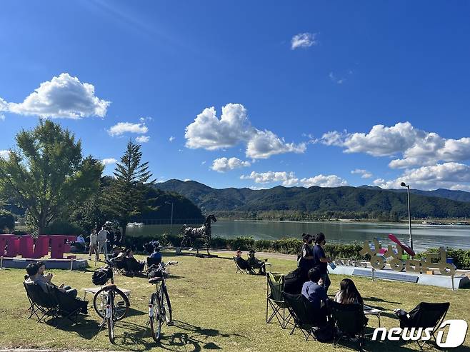 8일 춘천 술페스타가 열리는 상상마당 인근 카페 야외에 시민들이 의암호를 바라보고 있다.2022.10.8 한귀섭 기자