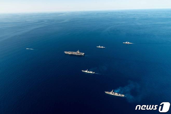한미일 대잠전 훈련 참가전력들이 9월 30일 동해 공해상에서 기동훈련을 하고 있다. 사진 아래부터 위로, 美 이지스구축함 벤폴드함(DDG), 韓 구축함 문무대왕함(DDH-II), 美 원자력추진 항공모함 로널드 레이건함(CVN), 日 구축함 아사히함(DD), 美 순양함 첸슬러스빌함(CG). 대열 제일 앞쪽은 美 원자력추진 잠수함 아나폴리스함(SSN). (해군 제공) 2022.9.30/뉴스1