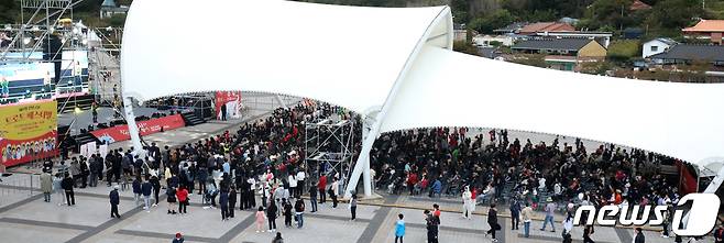 진안홍삼축제 개막일인 8일 전북 진안군 마이산 북부 일원에 열린 진안청소년문화제에서 가수 경서예지가 노래를 부르고 있다. 2022.10.8/뉴스1 ⓒ News1 유경석 기자