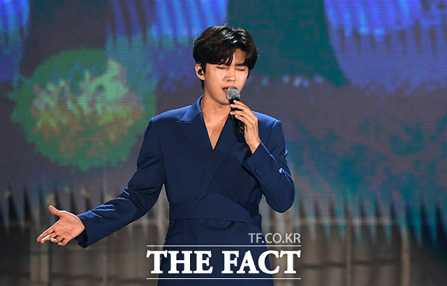 The 2022 Music Awards, a music awards ceremony made by K-POP Artist and music fans around the world, will be held at the KSPO DOME (Olympic Gymnastics Stadium) in Bangi-dong, Songpa-gu, Seoul on the afternoon of the 8th, and Singer Lim Young-woong is showing a wonderful stage.The 2022 Music Awards include BTS, The Boys, ITZY, Tomorrow By Together, Ive, Stray Kids, (Women) Children, Kepler, Le Serapim, Hwang Chi-yeul, Kang Daniel, Kim Ho Joong, Youngtak, ATiz, Treasure, TNX, Newjins, Cy, Lim Young-woong, The top artists in Korea, including the NCT Dream, were all out.In addition, Shin Hye-sun, Lee Yu-young, Park Hee-soon, Yoon Sik-yoon, Yoon Bak, Kim Eung-su, Hong Jong-hyun, Bang Min-a, Noh Sang-hyun, Lee Joo-woo, Seo In-kook, Jang Dong-yoon, Seo In-ah, Jo Kwon, Kim Ho-young, Kim Min-gyu, The super-luxury selves, which are hard to see in the show, were scooped as awards and shined the stage.The 2022 Music Awards, which was held with more than 10,000 spectators, can be viewed through offline, idol platform Idol Plus mobile and PC web.photo planning department