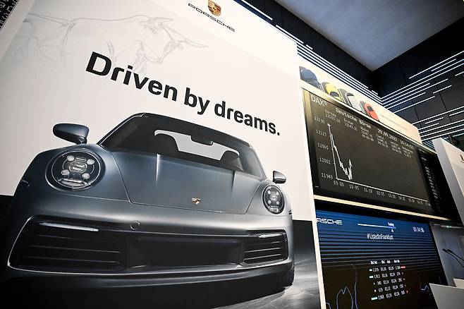 지난달 29일 독일 프랑크푸르트 거래소에 포르셰 상장 기념 현수막이 걸린 모습. 이날 상장한 포르셰는 이제 유럽 최대 몸값 자동차 회사가 됐다. /EPA 연합뉴스