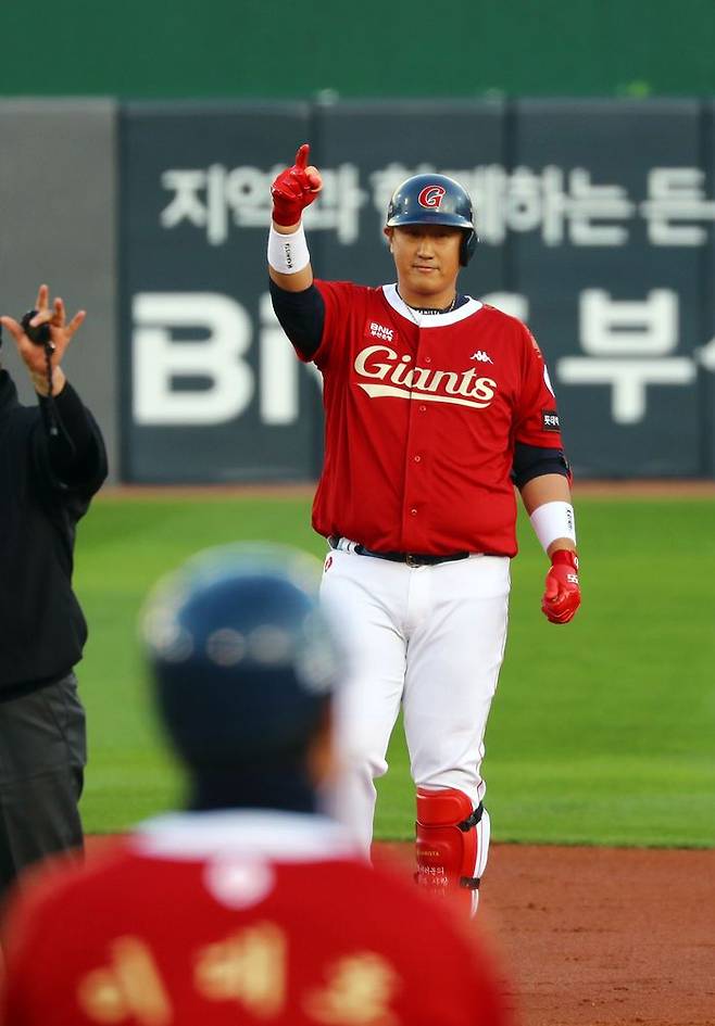 이대호가 8일 부산 사직야구장에서 열린 LG트윈스와 홈경기 첫 타석에서 2루타를 때린 뒤 환호하고 있다. ⓒ 뉴시스