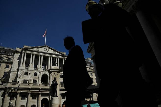 2022년 8월8일 영국 런던 중앙은행(Bank of England) 앞을 한 시민이 지나가고 있다. REUTERS